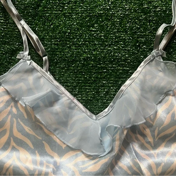 Elegant Sleeveless Camisole - Picture 2 of 4